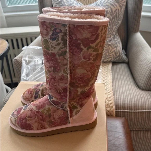 ***RARE••••UGG Pink Floral Tall Boots ,Like new Sz 7 - Picture 3 of 7
